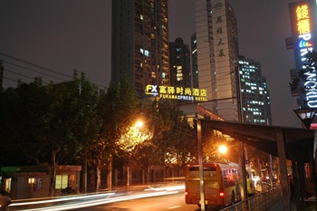 富驿时尚上海徐家汇店（上海体育场馆店）酒店夜景图片