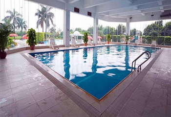 广州凯旋华美达大酒店室内游泳池
