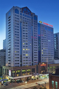 沈阳中山皇冠假日酒店酒店外观-夜景图片