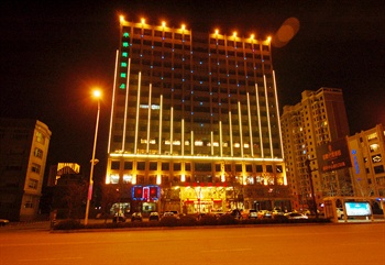 大连庄河市华博国际酒店主楼正面夜景图片