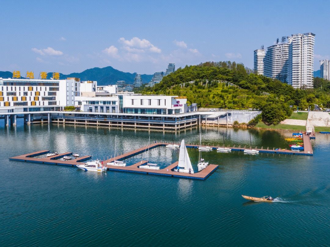 黄山太平湖绿地皇冠假日酒店外观图片