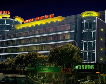 莫泰168（上海惠南镇中心人民东路店）酒店外观-夜景图片